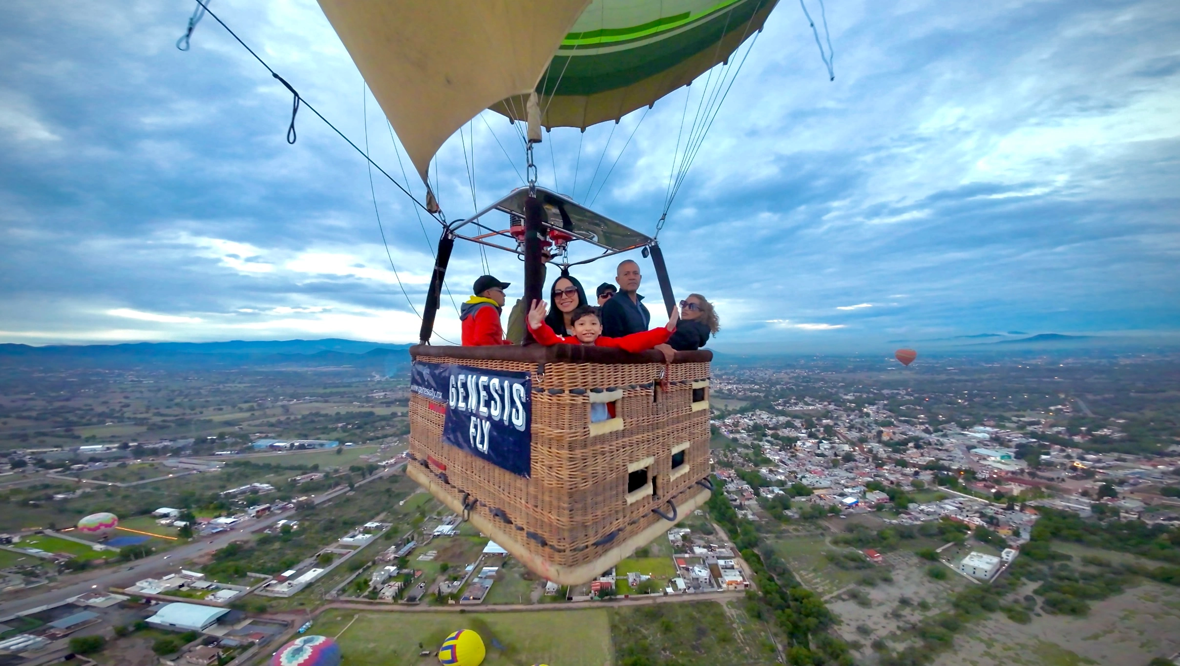 Vive la emoción de volar sobre las pirámides de Teotihuacán.