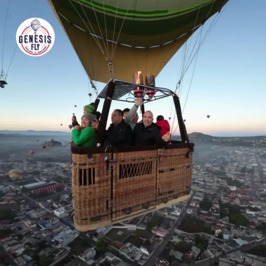 Cautivadoras vistas panorámicas desde el cielo en nuestro Vuelo en Globo: Teotihuacán como nunca antes lo has visto.