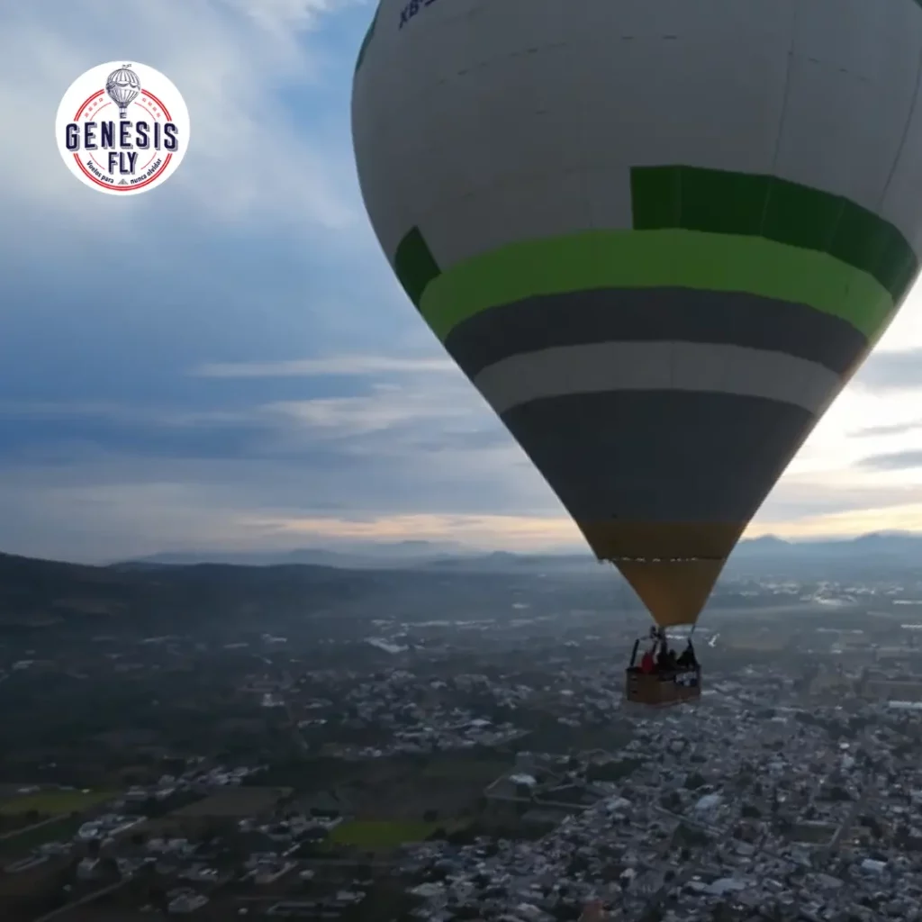 Aventúrate en un viaje celestial sobre las pirámides con Genesis Fly: la mejor manera de explorar Teotihuacán desde el cielo.