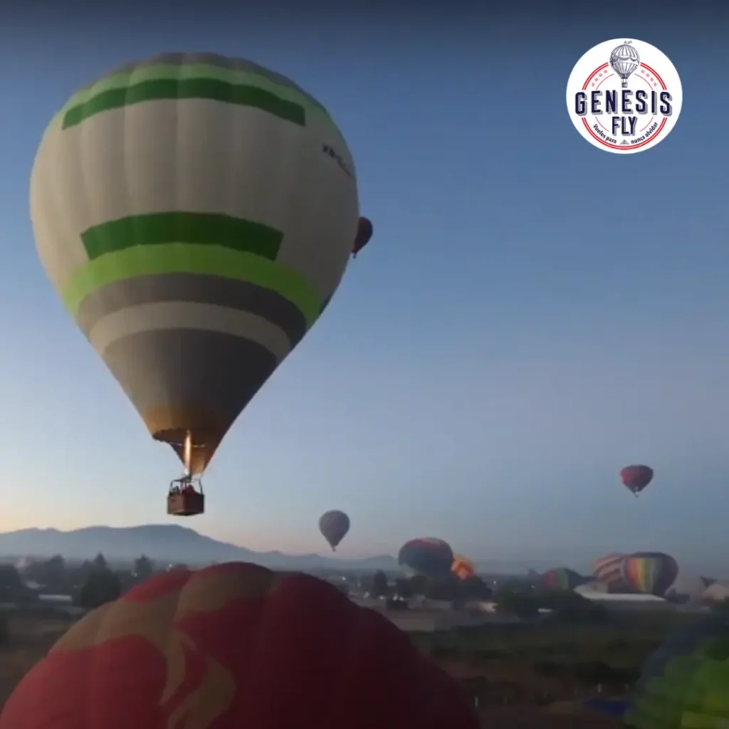 Amanecer majestuoso sobre las pirámides durante nuestro emocionante Vuelo en Globo en Teotihuacán.